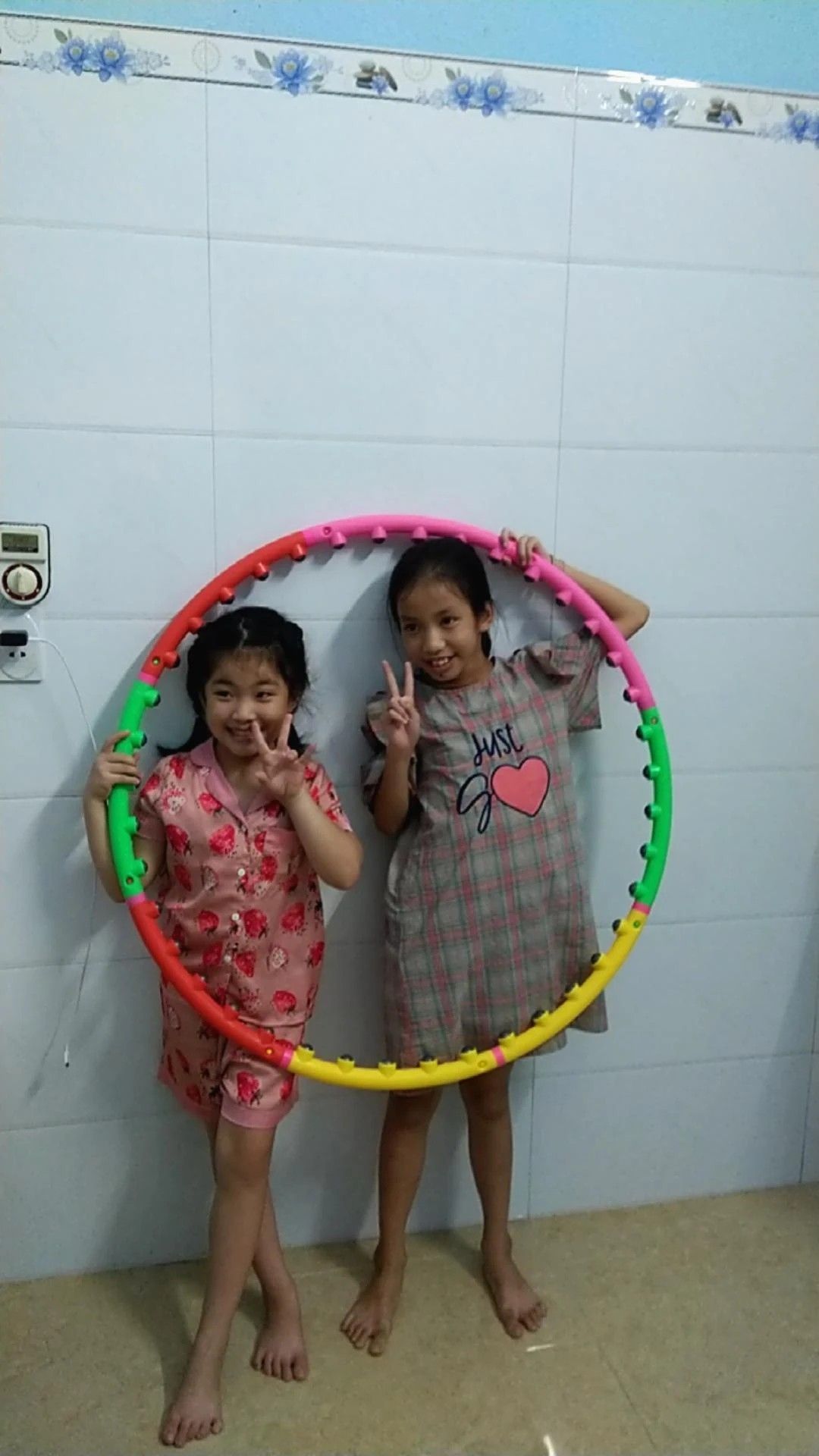 vòng đẹp, tốt. mua về mà đứa em mình chiếm luôn rồi.hahah. ms lắc hơi đau tí. nhưng thế ms giảm đc mỡ