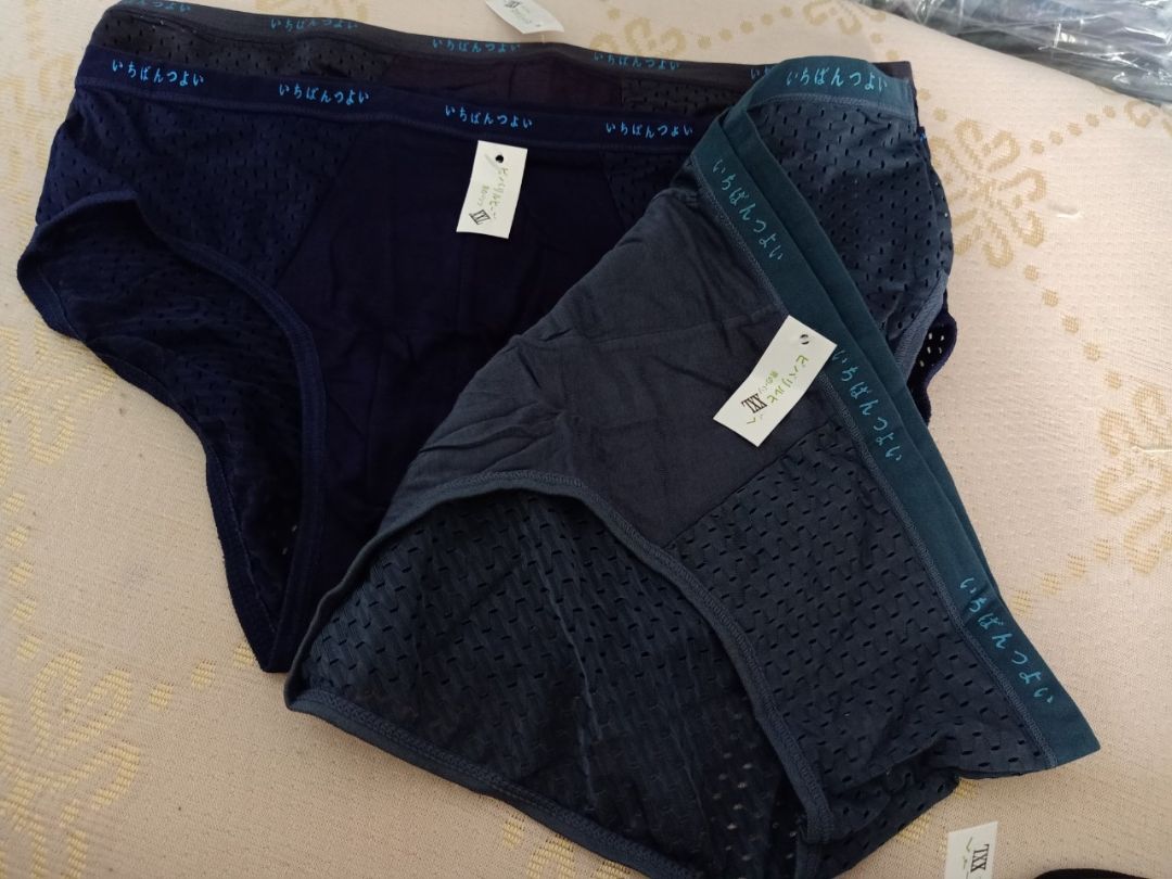 Tôi rất bất ngờ với thư cảm ơn này của shop. Tôi thấy shop bán hàng rất có tâm. Tôi không quan tâm nhiều đến size, tôi mua dựa trên thông số shop đưa ra, chồng tôi 78 kg  thấy mô tả để size XXL nên tôi mua luôn. Chồng mặc rất vừa. Vải rất mềm và mát, phù hợp mùa hè. Đơn hàng này tôi mua 3 san phẩm vừa ý hết. Cảm ơn tiki nhiều Tôi rất bất ngờ với thư cảm ơn này của shop. Tôi thấy shop bán hàng rất có tâm. Tôi không quan tâm nhiều đến size, tôi mua dựa trên thông số shop đưa ra, chồng tôi 78 kg  thấy mô tả để size XXL nên tôi mua luôn. Chồng mặc rất vừa. Vải rất mềm và mát, phù hợp mùa hè. Đơn hàng này tôi mua 3 san phẩm vừa ý hết. Cảm ơn tiki nhiều