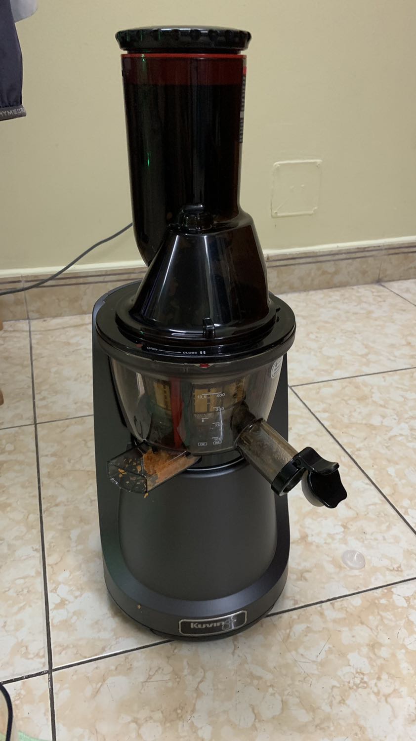 Máy chạy êm khi ép, vắt kiệt xác. Sau nhiều ngày xem các loại máy ép thì quyết định chọn em này thật hài lòng. Hàng sản xuất tại Hàn Quốc năm 2020. 
Điểm 10 cho Tiki lúc nào cũng giao hàng sớm hơn so với thời gian dự kiến