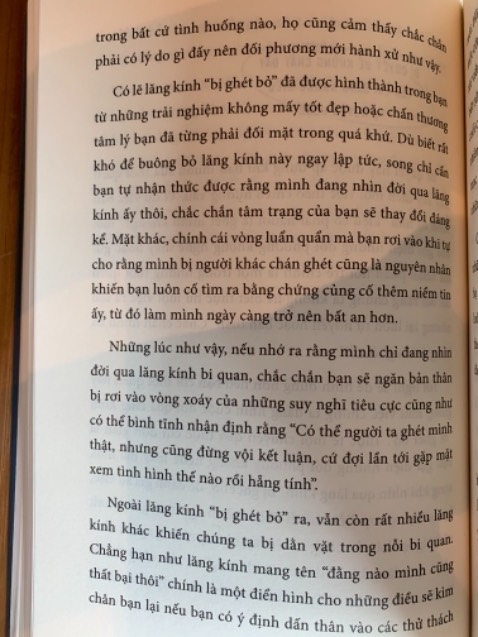/ quyển sách tâm dành cho ng nhạy cảm khá hay, chia thành 6 chương. Khi đọc, mình cảm thấy tác giả như muốn truyền tải 1 thông điệp chuyển đổi suy nghĩ tiêu cực thành suy nghĩ tích cực hơn rất phù hợp cho các bạn nhạy cảm với lối hành văn nhẹ nhàng, từ tốn. Mình mua trong dịp săn sale 7.7 với giá 38k mà sách mới hoàn toàn và tiki giao hàng nhanh