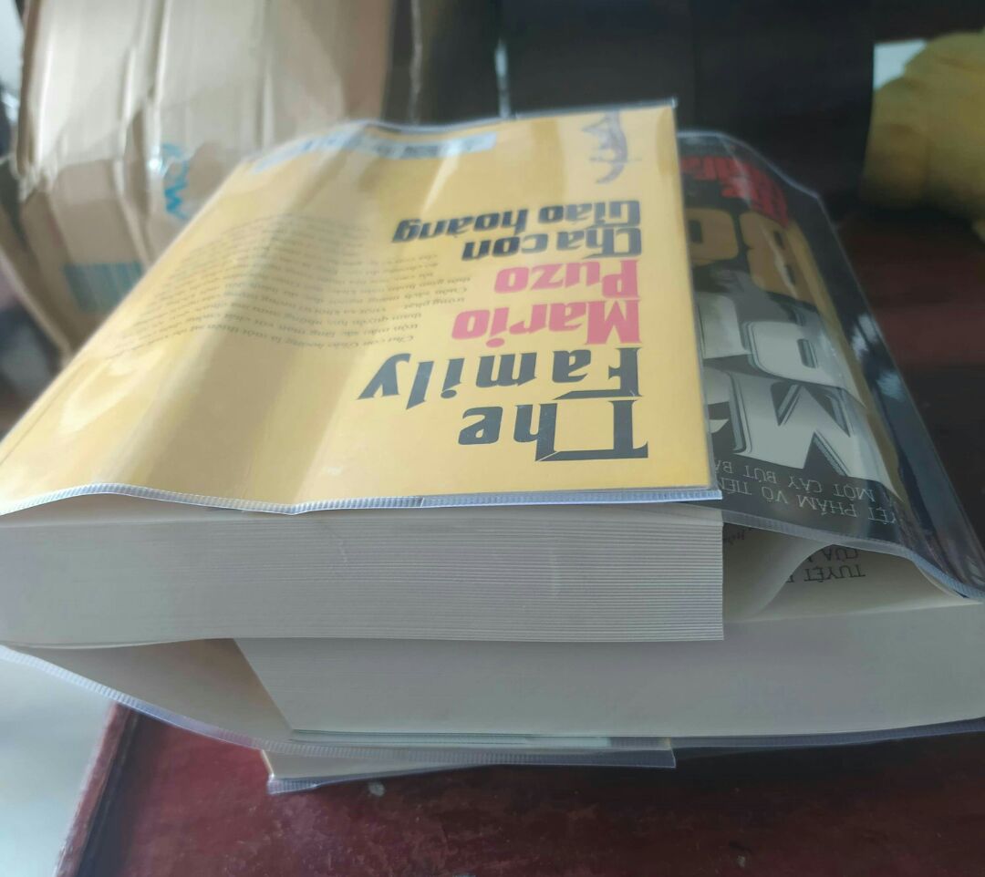 Một sao này là mình dành cho nhân viên đóng gói, nhân viên làm bộ phận đóng gói mà không có tâm, ẩu tả. Đơn hàng mình nhận được khi khui ra thì tình trạng như hình. Những đơn hàng trước sách được bọc chung trong bọc to dán chắc chắn rồi mới bỏ vào thùng giấy , còn lần này sách được bỏ lộn xộn không cùng chiều  nên đã xãy ra tình  trạng 2 cuốn sách kẹp vào  nhau gây ra  gãy gáy.Là khách hàng  lâu năm của Tiki mình thực sự thất vọng , là người yêu sách mình  rất bực khi thấy sách bị như vậy. Mình muốn đổi lại 2 cuốn Bố già và Cha con giáo hoàng.Mong Tiki sớm giải quyết cho mình.