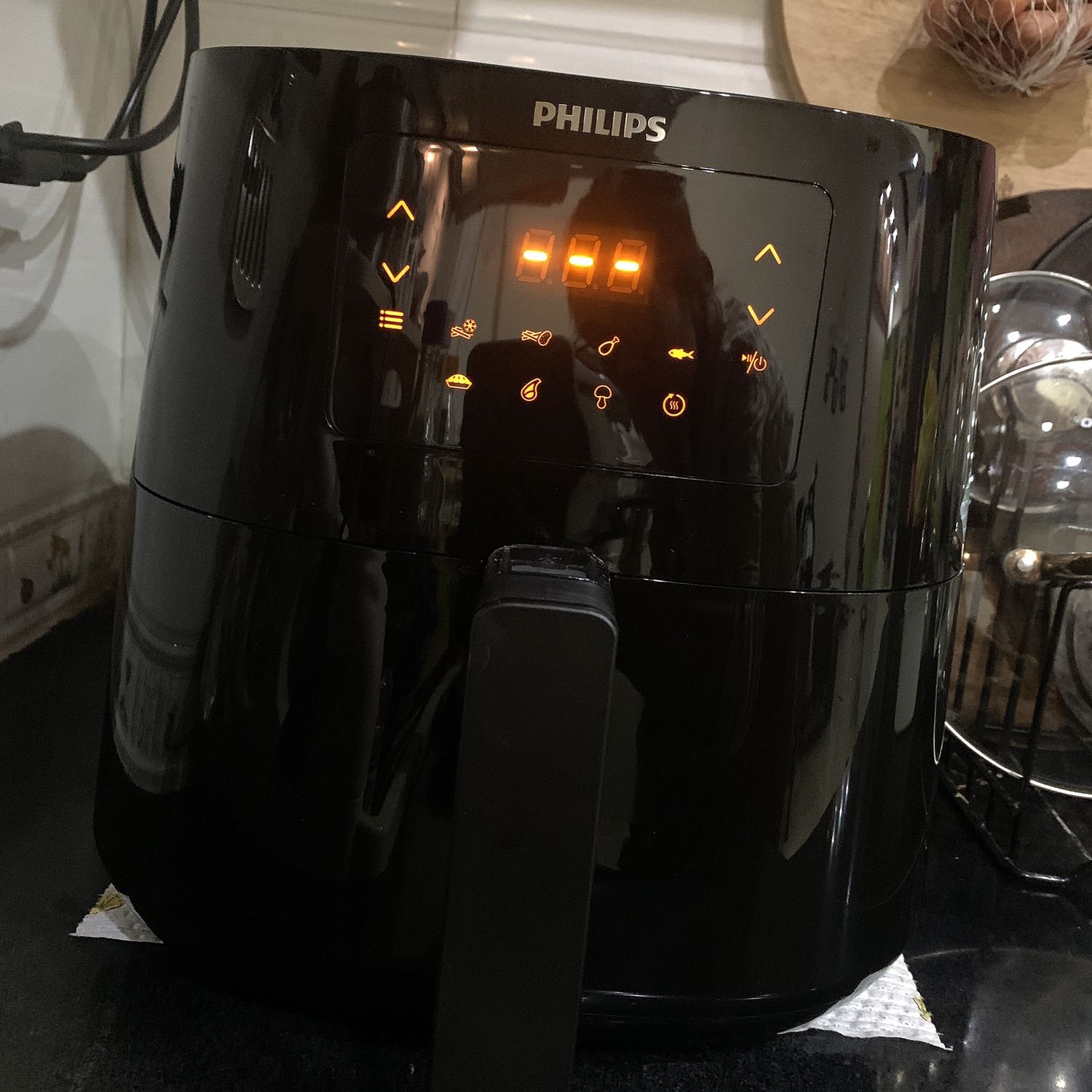 Shop giao hàng nhanh! Nguyên đai nguyên kiện, đập hộp nhìn mac nồi đẹp sang luôn. Thử chạy nồi tiếng kêu êm. Cảm ứng điện tử nhạy! Trc mình dùng nồi cơ thì cảm nhận thiết kế dây maiso cao hơn giỏ đựng, chắc có thể tuỳ kiểu dáng. Hy vọng dùng ok, vệ sinh dễ dàng.