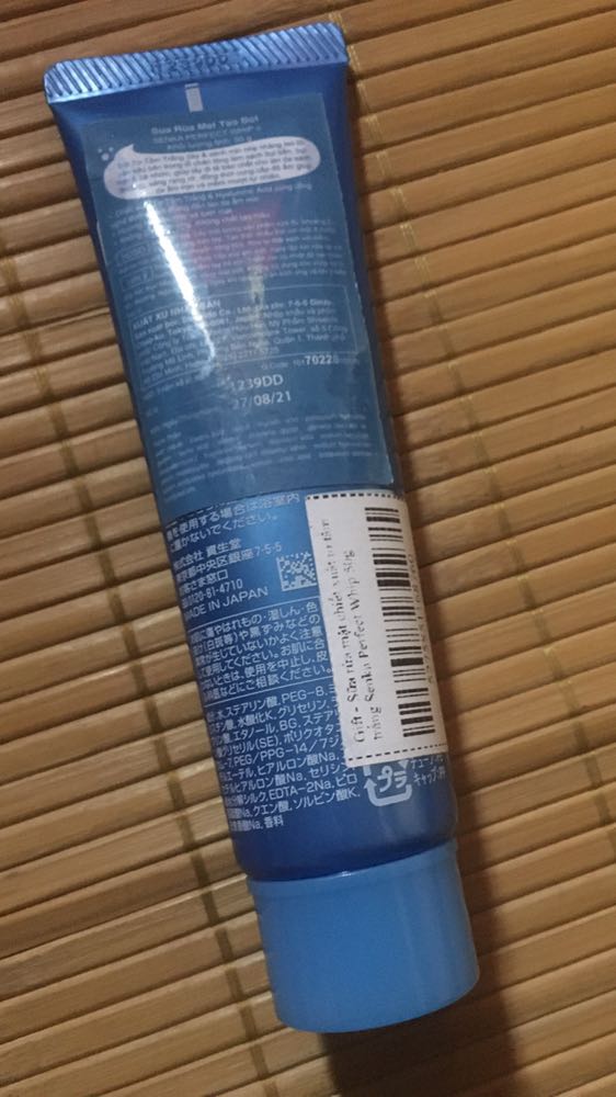 Lần đầu chơi lớn dùng thử kem ủ này, nghe review rất tốt mà dùng tốt thật sự ý, tóc mình yếu nên rụng cực nhiều, mà mới dùng 1 lần đã thấy đỡ hẳn:)) hơn nữa là mượt kinh khủng luôn, tóc mình rất khô do tẩy, túm lại là tệ hại:(((( mình rất ưng sp  luôn ý, dính vào da thì dễ rửa chứ k như dầu xả bthg. Túm lại là khen nhaa
Có tặng kèm sữa rửa mặt senka, dùng 1 chút bằng hạt đậu thui đã rất tạo bọt luôn r, cảm giác tươi mát hẳn, cảm giác cuộc đời mình như sang 1 trang mới luôn ý:))) rất hài lòng