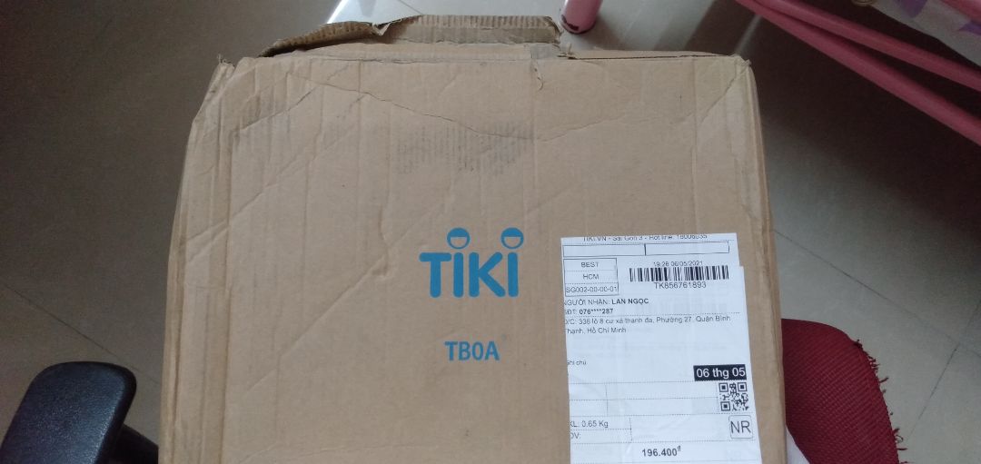 lần thứ hai mua hàng ở tiki thất vọng kinh khủng, tiki giao trễ so với ngày dự kiến một ngày đã không nói. lúc mình nhận đc hàng, cái hộp nát bét, bong ra luôn. sách bên trong cũng bị gãy, bìa sách thì cũ kỹ, trầy xước từa lưa, dịch vụ đổi trả thì k phải lúc nào cũng làm việc và khá lâu.