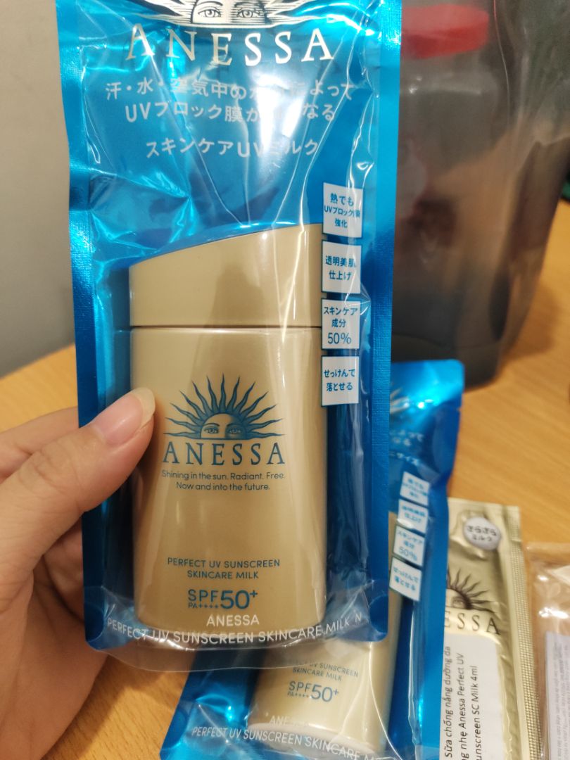 - Khen: 
Giao hàng nhanh như tia lửa điện. 
Bao bì đẹp, mới toanh không
dính bụi. 
Chất lượng: Xin phép được review đánh sau vài hôm nữa. 
- Chê: Chưa có