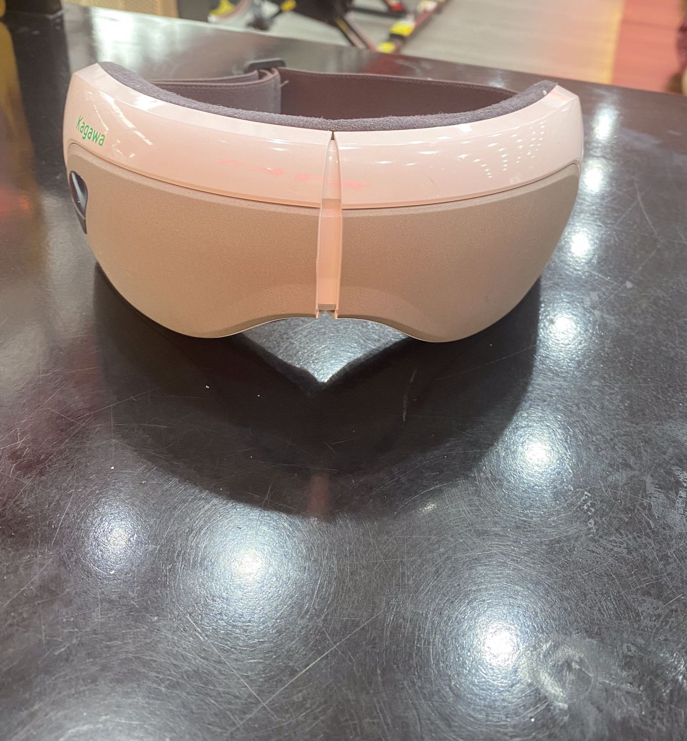 Máy massage mắt dùng khá thích, lớp lót nhung khá mềm, máy ôm mắt, co bóp vừa phải. Nhiệt không nóng quá…