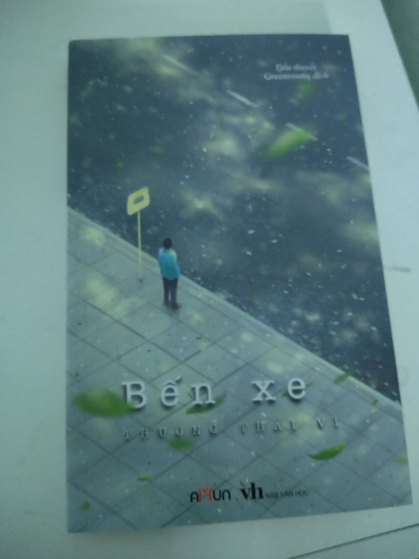 sách đẹp lắm ,giao hàng siêu nhanh 
xin trích một đoạn nhỏ của sách 
"Danh dự là gì ? nói trắng ra ,danh dự chính là cách nhìn của người khác về bạn .Bạn có danh dự hay không, không phải vấn đề bạn có trong sạch hay không ,mà là vấn đề người khác có công nhận bạn hay không. Vì vậy từ xưa đến nay,rất nhiều người dùng cái chết để chứng minh sự trong sạch và bảo vệ danh dự của bản thân .Cách làm này tuy tiêu cực nhưng rất hữu hiệu. bởi trong hiện thực cuộc sống ,con người không dễ thông cảm cho người sống ,mà dễ thông cảm cho người chết .Con người thường nhớ tới khuyết điểm của người sống .Một khi người đó chết đi ,con người sẽ dễ nhớ tới ưu điểm của họ. Vì vậy dùng cái chết để chứng minh sự trong sạch ,tuy phải bỏ cả mạng sống nhưng phần lớn có thể đạt được mục đích. Chỉ là ,khi mỗi sinh mệnh sống tìm cách bảo vệ danh dự,càng nghiệm chứng một cách sâu sắc sự tàn khốc của xã hội"