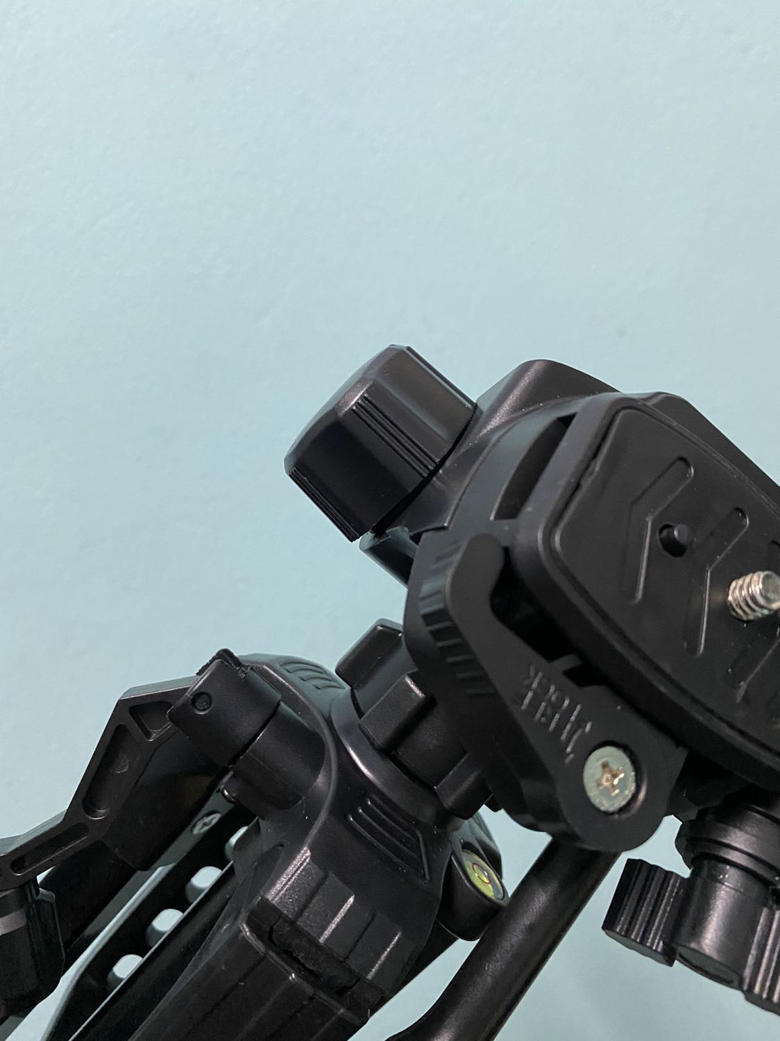 Sản phẩm đã giao không phải chính hãng Weifeng, không phải hình ảnh shop đăng. Và quan trọng là chất lượng yếu hơn nhiều so với tripod Weifeng WT 3520 thật.
Dùng cho điện thoại thì chấp nhận được, nhưng cảm thấy không yên tâm khi gắn máy ảnh lên.
Thân gửi đến shop và Tiki!