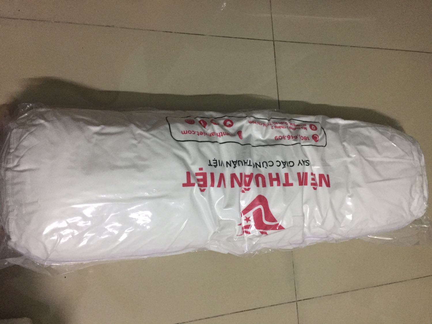 Sản phẩm sạch, đẹp. Nguyên bao bì hút chân không, có áo bao gối với khoá kéo cẩn thận. Cái áo màu vàng là của mình, bỏ em ấy vào thử xem vừa không. Gối êm, ko cứng.