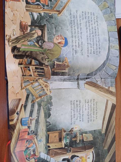 Sách được đóng gói tốt, nhân viên giao hành nhiệt tình cẩn thận. Nội dunh sách là câu chuyện về chú bé người gỗ Pinochio và những bài học quý của mình qua những chuyến rong chơi. Nội dung hay, có tính giáo dục cao, hình vẽ đẹp, lôi cuốn.