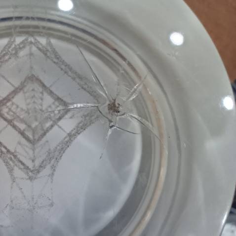 Shop nên đóng gói cẩn thận hơn để tránh hư hại sản phẩm. Đồ dễ vỡ mà chỉ dùng 1 cái hộp carton ko đủ đâu nhé. Mình vẫn để 5 sao và ko yêu cầu đổi trả gì, nhưng shop cần lưu ý vấn đề này.