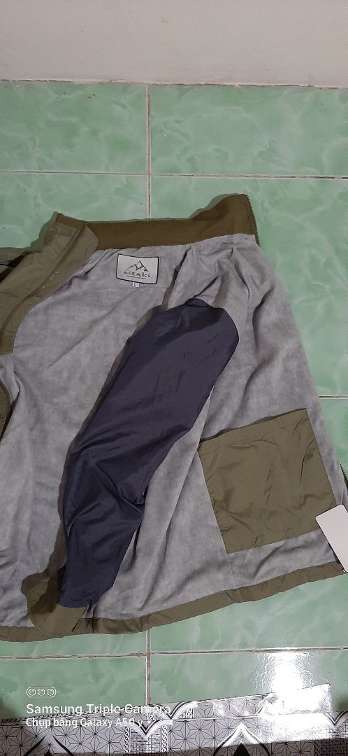 vừa nhận hàng xong, thấy cũng rất ok, nhưng có cái là mỏng hơn áo cũ của tôi, phải túi trong nằm phía trên thì tốt hơn với áo dầy hơn chút nữa và nỉ ra đến tay áo luôn là ok 👍