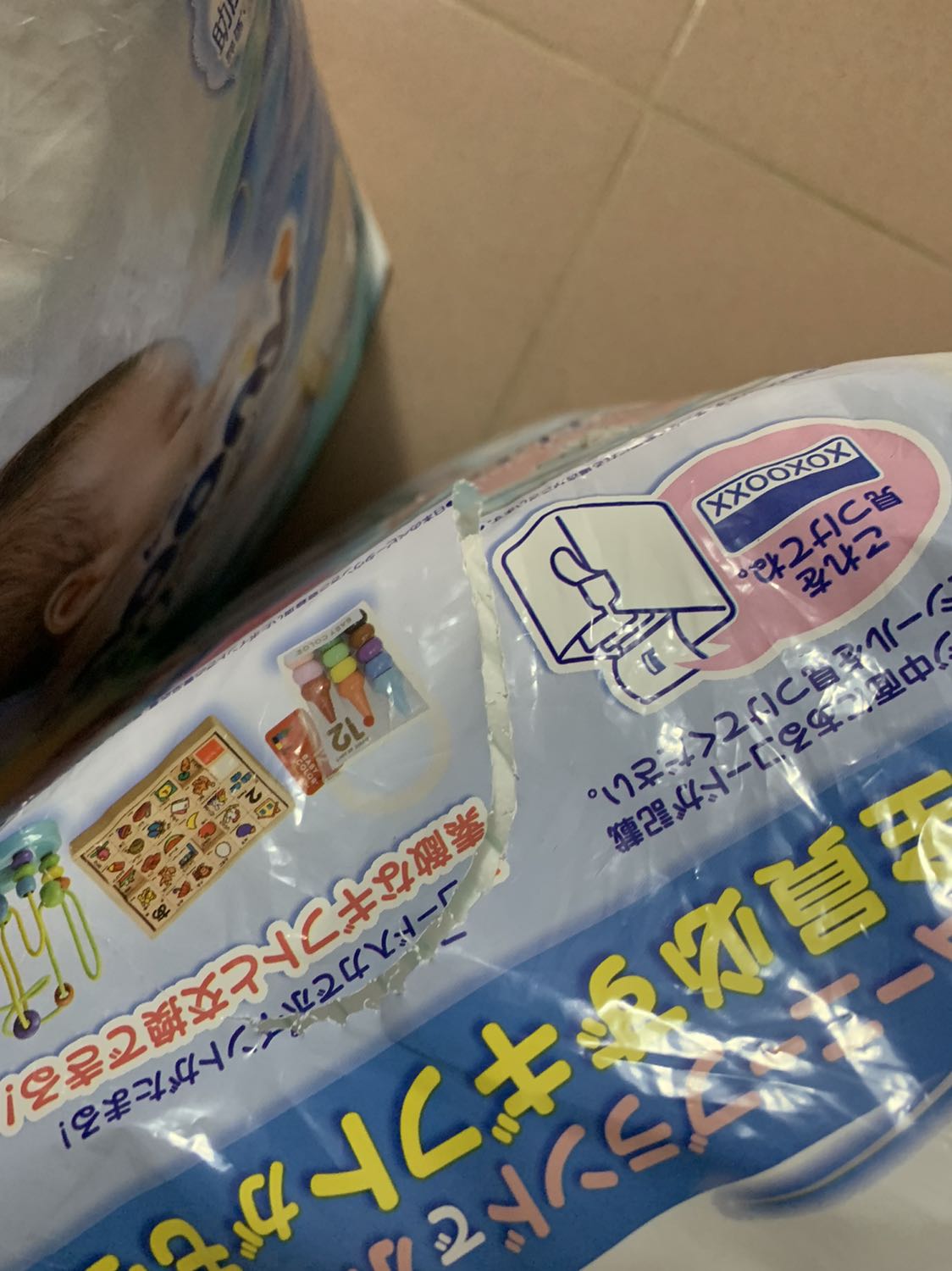 Bao bì bị rách khi nhận được hàng, giao hàng chậm, mình đặt tiki nhiều lần đều giao nhanh chóng, lần này lại quá lâu. Nhận đc hàng mà rách ngay chỗ mở cứ như tã bị khui rồi ý. Bao bì bị rách khi nhận được hàng, giao hàng chậm, mình đặt tiki nhiều lần đều giao nhanh chóng, lần này lại quá lâu. Nhận đc hàng mà rách ngay chỗ mở cứ như tã bị khui rồi ý.