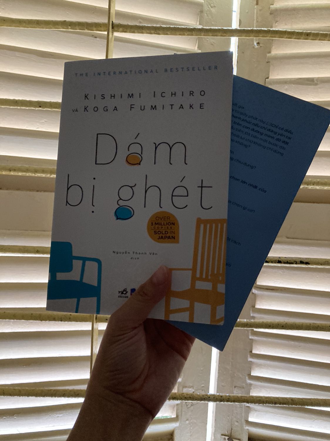 Sách mới đẹp, được đóng gói rất cẩn thận, Tiki giao nhanh nữa. Mặt này được 5 sao.
Về nội dung mình thấy cũng hay dù không xuất sắc nhưng gợi được nhiều suy nghĩ, mình cho 4 sao.
Tổng lại 4 sao rưỡi thôi làm tròn luôn!