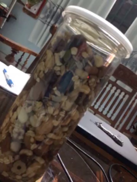 Hạt khô, giòn, ko bị mốc, có táo đỏ cắt khoanh vị ko ngon Hạt khô, giòn, ko bị mốc, có táo đỏ cắt khoanh vị ko ngon