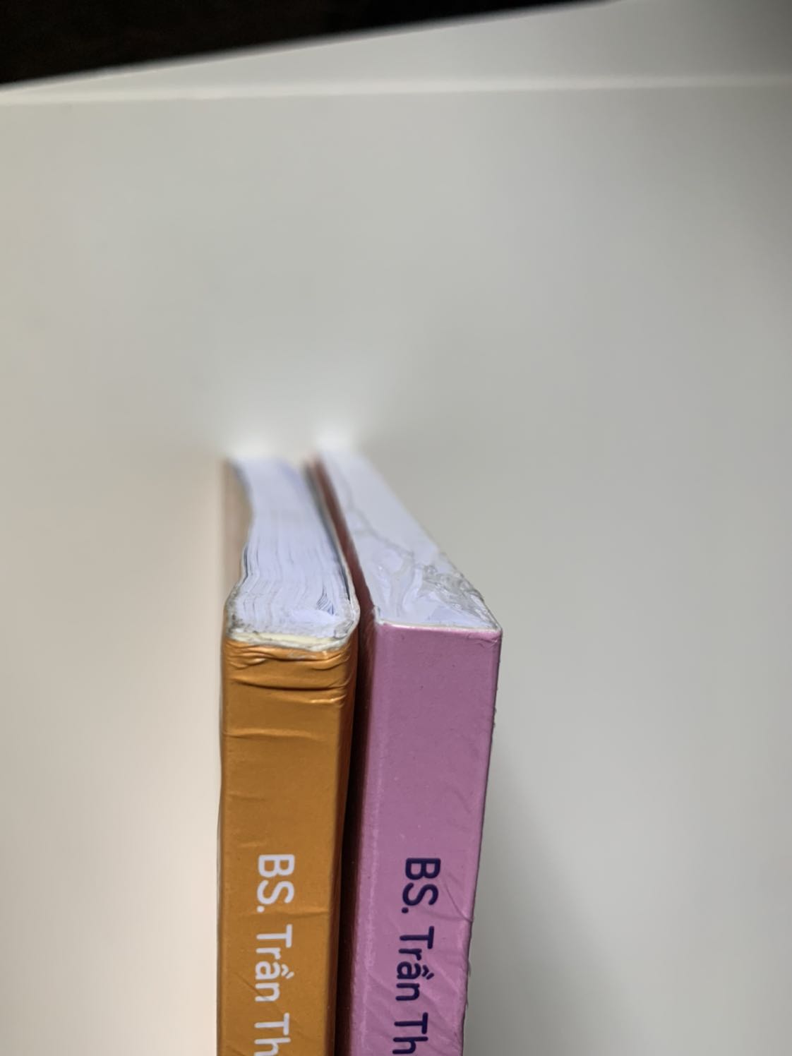 Cực kỳ thất vọng! Và yêu cầu đổi trả.
Tiki xem xét lại người bán. 

- mua sách mới lại gửi sách cũ đã đọc rồi.
Một cuốn mới, còn một cuốn đã bị gỡ bao bọc, tem nhà xuất bản sách bẩn, gáy sách hư hỏng nhiều, gãy gập, nhăn, có trang bị nhàu bẩn. 
- đóng gói cẩu thả, sơ xài, gáy sách bị uốn cong và bẩn, chỉ quấn mỗi một lớp chống bụi.
Đề nghị nhận phản hồi sớm từ nhà cung cấp hàng, đổi trả cho hợp lý! Thái độ phục vụ quá kém.