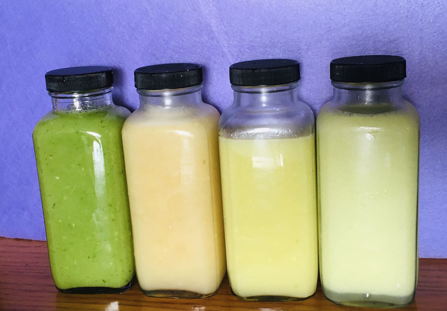 3.5 sao thôi hà!
Dù hơi bực mình trong những sai sót khâu đặt hàng nhưng dịch vụ chung ok, máy ok. Packing và giao hàng ổn. Máy sản xuất tại Đài Loan, mới đóng dấu kiểm tra chất lượng trong tháng 07/2020 và mình nhận đầu tháng 09/2020, mới cứng. Vận hành êm, nhanh. Ép không quá kiệt nước, nên mình xay 2 lần; các loại rau có cọng (rau má, cần tây) cắt 4cm rồi máy vẫn kẹt, nên cho vào tí quả thịt (ổi, xoài...) thì đỡ kẹt họng ra hơn. Cái họng ra hơi nhỏ, rau có xơ rửa khó. Máy có nút chặn đầu ra nước ép, muốn nước ép mịn có thể đóng van đó lại vài phút rồi hãy mở thì nước mịn hơn. Tháo ra hơi cực hơn các máy ly tâm. Rau, củ, trái vẫn bị “dính cối” hơi nhiều và chưa được xay mịn hết dù cho chạy không tải vài phút và tí nước vào, do va 1 lần ép nên ép nhiều. Nước ép ngon, cho 1-2 hạt muốt hột vào sẽ ngon hơn. Nên tách hạt, cam thì dùng máy vắt cam sẽ ổn hơn máy này! Lẽ ra cho 3.5 sao nhưng Tiki không có mức 3.5 nên thôi cho 4 sao.