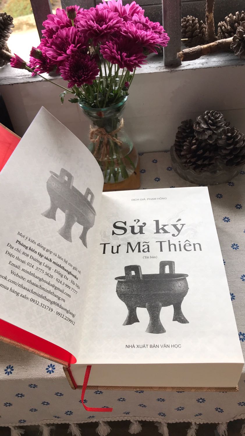 Sách rất đẹp, bìa cứng dày, bản to. Chữ & hình minh hoạ trong sách rất rõ ràng. Chờ Tiki gửi từ Hanoi về tới Đà Lạt hơi lâu nhưng cũng may sách ko bị hư hỏng gì, nói chung mình rất hài lòng.