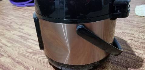 Nồi vận chuyển không cẩn thận, bị méo móp. Nấu cơm theo cài đặt mặc định 12 phút dành cho gia đình 5 người ăn nhưng   cơm sống, tăng thời gian 15 phút vẫn cứng, không dền dẻo, trong khi nấu nồi Saiko 5 phút cơm cực rẻo ngon.