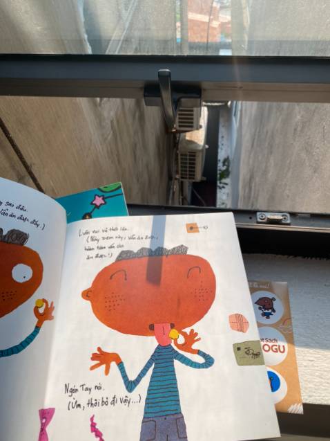 con mình khen quyển này có cách vẽ và câu chuyện lạ, độc đáo nên con thích lắm, mang đi đọc với các bạn ở lớp