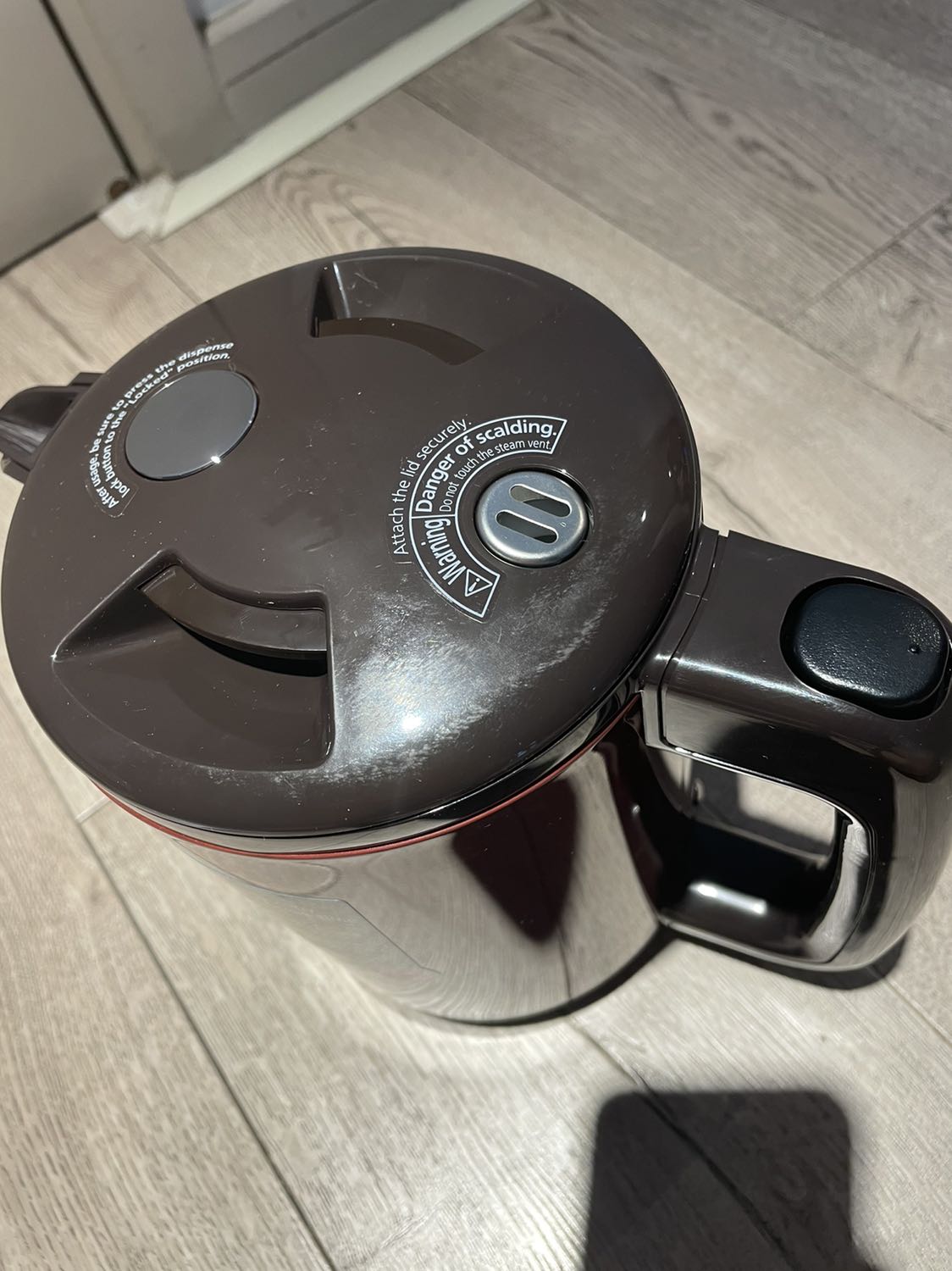 Hàng đặt hơn 2h đã giao, rất nhanh. Nhưng sản phẩm trầy sướt quá nhiều, không như hàng nguyên kiện. Đề nghị Tiki và nhà bán là công ty TNhh Vũ Hà xem lại sản phẩm và bán đúng sản phẩm mới mà khách mua.