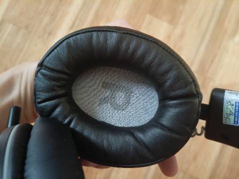 Sản phẩm mới tinh ko bị trầy xước, đóng gói đẹp, đệm tai nghe siêu mềm, trọng lượng tai rất nhẹ đeo khá thoải mái, mic thu âm lượng nhỏ quá ko dùng dc.