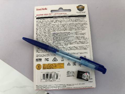 USB có kích thước rất nhỏ, phải xỏ dây đeo ngay chứ không rớt. Tốc độ copy dữ liệu nhanh, sử dụng lâu không bị nóng. Mình mua để cài lại máy tính thôi. Cảm thấy rất hài lòng. Shop cẩn thận đã ghi thời gian bảo hành trên sản phẩm. Tiki giao hàng nhanh. Đánh giá 5 * nhé.