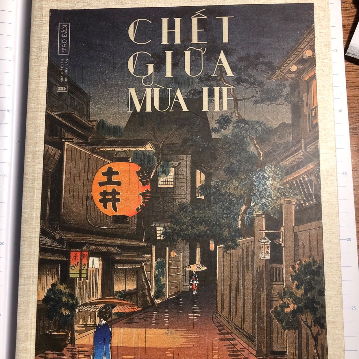 Mình rất rất thích quyển này luôn. Cảm ơn Tiki vì đã đưa cái duyên với Chết giữa mùa hè tới mình. Tiki giao hàng nhanh, sách rất mới và xịn ạ, giá còn hời nữa. Mình rất rất thích quyển này luôn. Cảm ơn Tiki vì đã đưa cái duyên với Chết giữa mùa hè tới mình. Tiki giao hàng nhanh, sách rất mới và xịn ạ, giá còn hời nữa.