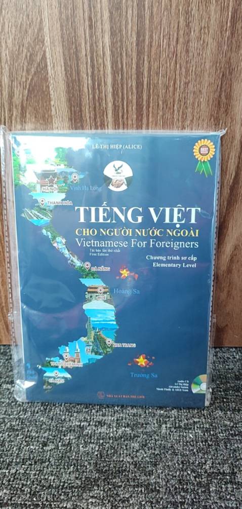 Sách rất đẹp, không cong không lỗi bìa gói cẩn thận. Ship rất rất nhanh. Có ngay sáng hôm sau. Sách mua sách trên tiki mình hiếm khi có trải nghiệm xấu. Lâu rồi mới mua lại sách trên tiki, sách để làm quà tặng chất lượng vẫn rất tuyệt vời, chụp chỗ sáng nên hơi bóng xíu.