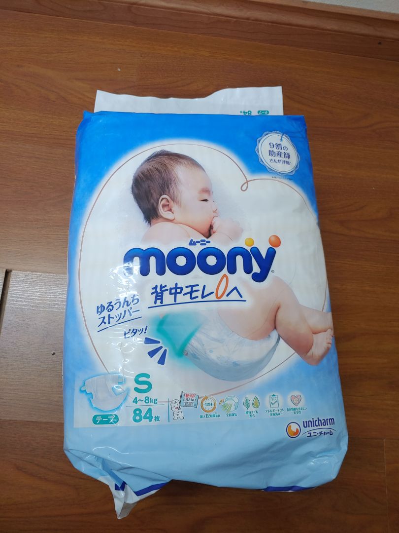 Bé nhà mình dùng Moony hợp nên ko bị hăm, thấm hút tốt. 
Nhưng giao hàng tiki siêu tệ, ko bao giờ chịu giao vào đúng địa chỉ mình đặt mà cứ bắt mình phải ra ngoài đường lấy, trong khi chỉ cách có mấy chục met. Bình thường ko sao, đây mình mới sinh ko ra được, ko có người ở nhà để nhờ lấy cũng nhất quyết ko giao vào nhà, lấy lí do nọ kia, dọa mình ko ra thì hủy đơn, mình nói thì thách thức. Tiki nên xem lại cách training nhân viên giao hàng