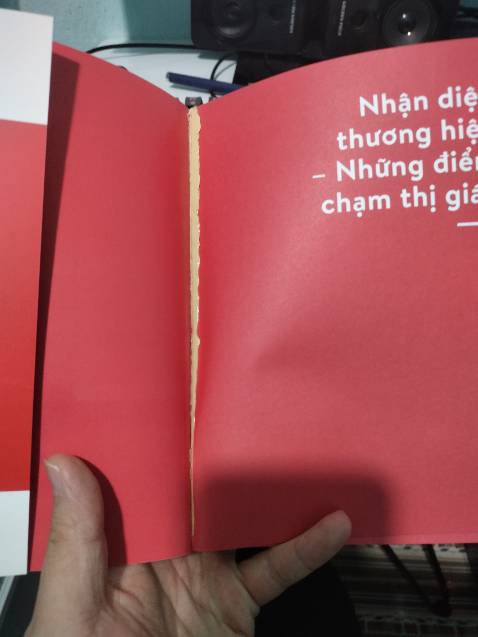 Nhà sách bọc sách khá cẩn thận, nhưng keo dán bìa sách màu vàng lộ rõ dán không chắc chắn bung bìa sách. Nội dung chưa đọc nên chưa đánh giá.