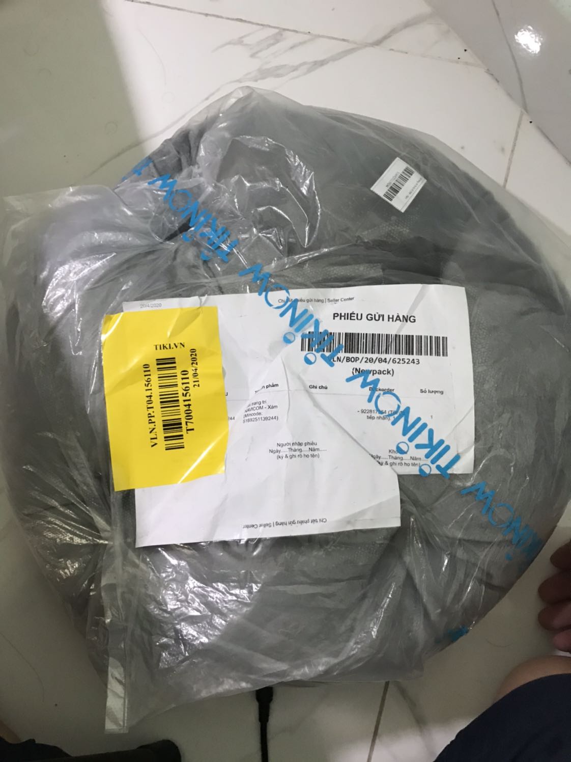 Tiki giao hàng cực nhanh. Mua hôm tối t2 nay chiều thứ 4 đã nhận. Gối đệm cũng khá ổn.