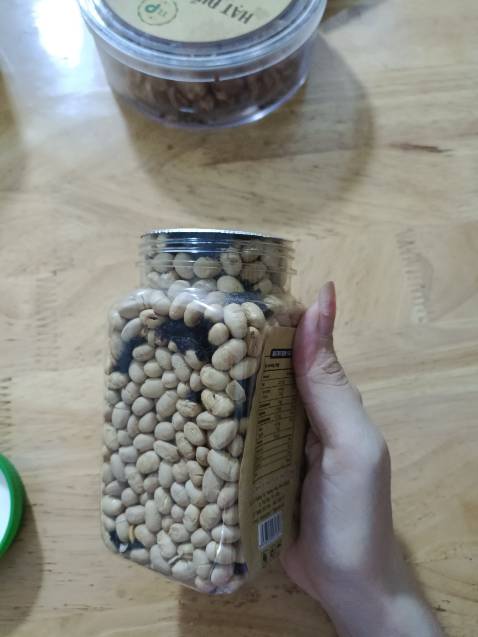 Trong hũ đậu có vật thể lạ.