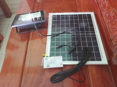 Bán hàng không đúng như sản phẩm chào bán. Giao hàng không có điều khiển, đầu cắm day điện đèn và tấm pin không khớp. Bán hàng đểu