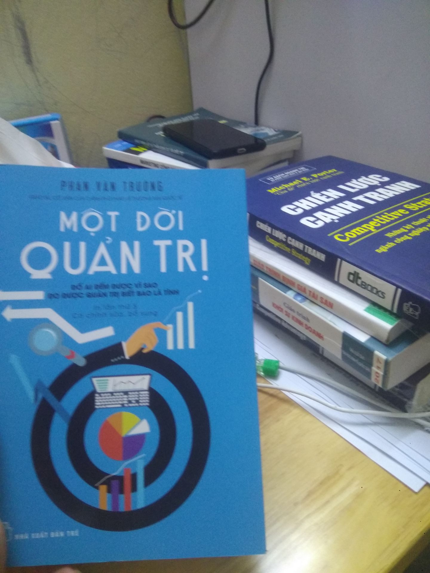 Sách viết dưới cai trò của người làm thuê, góc nhìn của 1 giám đốc làm thuê. 
Không phải góc nhìn của 1 người chủ. Thiên nhiều về sùng bái lãnh đạo cao hơn mình, kể nhiều chiến tích của mình. Chỉ ra được 1 vài phương pháp quản trị nhưng chỉ theo lối tư duy kinh nghiệm dựa trên nền tảng được người khác dựng sẵn , ko có giá trị nghiên cứu. 
Đây ko phải sách cho người khởi nghiệp, hay tìm hiểu về quản trị chuyên nghiệp, đọc giải trí giống tiểu thuyết thì đúng hơn