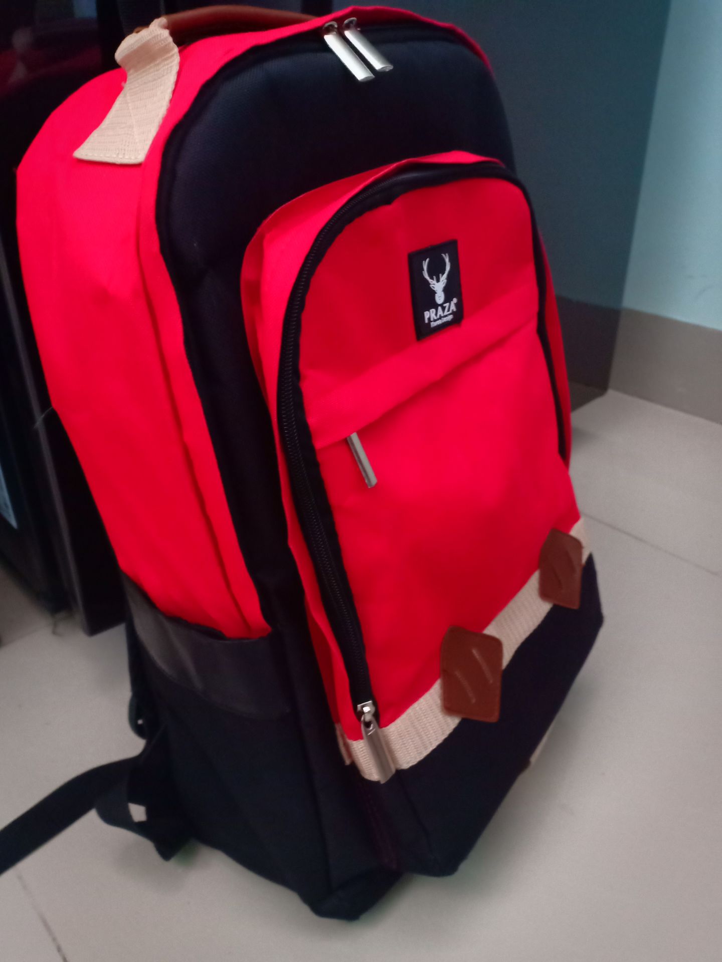 đến nay (28/10) mình đã dùng balo được 3 tháng và nó vẫn mới ***, quai đeo to, chắc màu không nhạt, balo to, rộng, bỏ dc nhiều