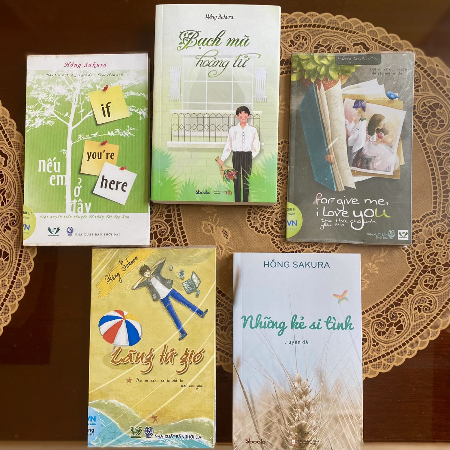 Trong số các nam chính, nam phụ của 7 cuốn truyện mà chị Hồng Sakura đã tạo ra, mình thích nhân vật Biên nhất. Không phải vì Biên là nam chính (hoặc cũng có lẽ là nam phụ), không phải cậu thuộc tuýp soái ca vạn người mê hay tổng tài bá đạo các kiểu, mà vì Biên là một nhân vật cực kỳ tử tế. Con gái, phụ nữ có lẽ đa phần thích dạng đẹp trai, cool ngầu, bá đạo, học giỏi con nhà người ta trong truyền thuyết hay là siêu cấp giàu có kèm tấu hài cực mạnh, nghĩa là nhìn là thấy thích ngay từ vẻ ngoài ấy. Tuy vậy, chúng ta lại dễ cảm mến những người lương thiện. Nhân vật Biên, ngay cả lúc Trà có biết hay không, cũng là một người hay giúp đỡ người khác. Đó là lý do mà cô nàng Trà còn gọi cậu là "Lục Vân Biên". Chính tính cách này khiến mình có hảo cảm và hi vọng rằng nữ chính sẽ yêu cậu. Ấy vậy mà, cuộc đời mà, dễ gì như ăn bánh nhỉ ^^. Biên trải qua 10 năm thương nhớ, bên cạnh, quan tâm, hờn ghen và xa cách 9 năm, cũng không quên được mối tình thơ năm 17 tuổi này.