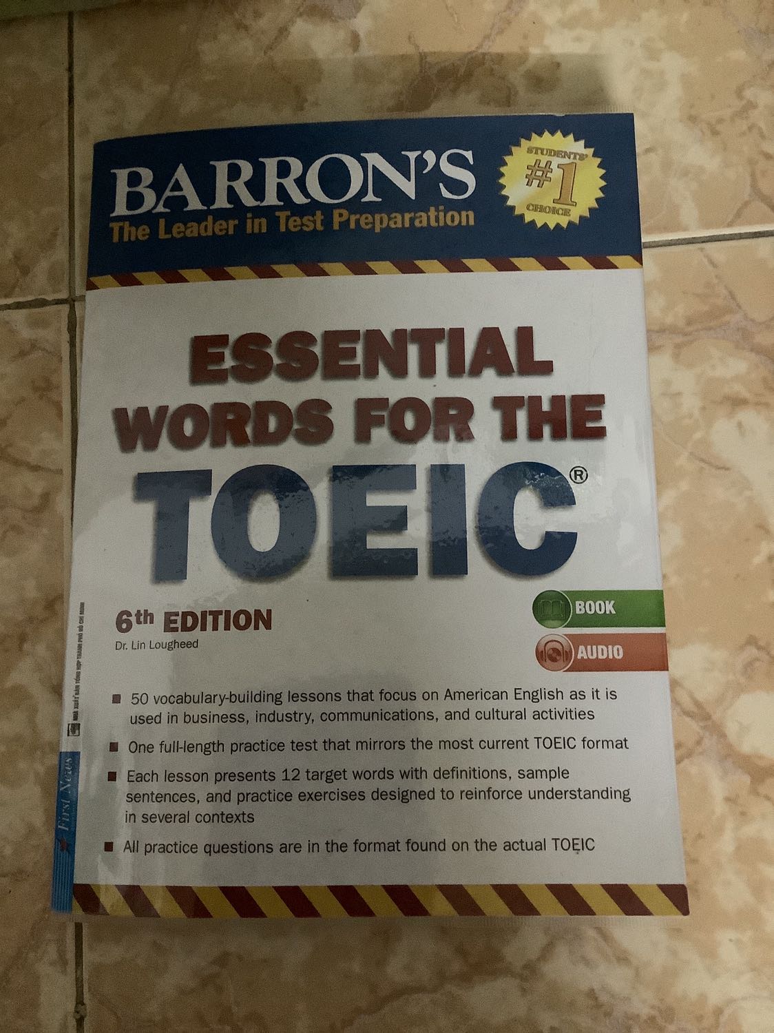 Hic, giá trước sale rẻ hơn giá trong đợt sale, btw sách thẳng thớm mới tinh nha mn, dùng được bookcare á, đóng gói oke. Mỗi bài có 12 từ, một số từ sẽ có cả word family, bài tập để vận dụng từ được mô phỏng như mini toeic test, có thể kết hợp tra thêm từ điển để mở rộng collocation, word family, trái nghĩa đồng nghĩa, mở rộng vốn từ.