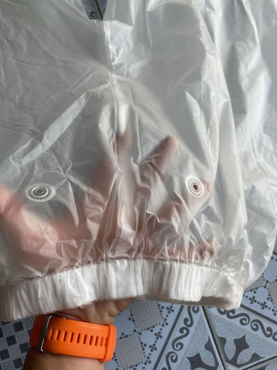 Chất liệu dai, đường dập thấy chắc mà ko biết bền ko, có mũ rời kèm theo, mũ có nút gài phía trước và nút phía sau, phản quang sáng. Chỉ ko hiểu nhà sx làm 2 cái lỗ ngay hông quần làm gì, mưa mà lọt vào là ướt hết