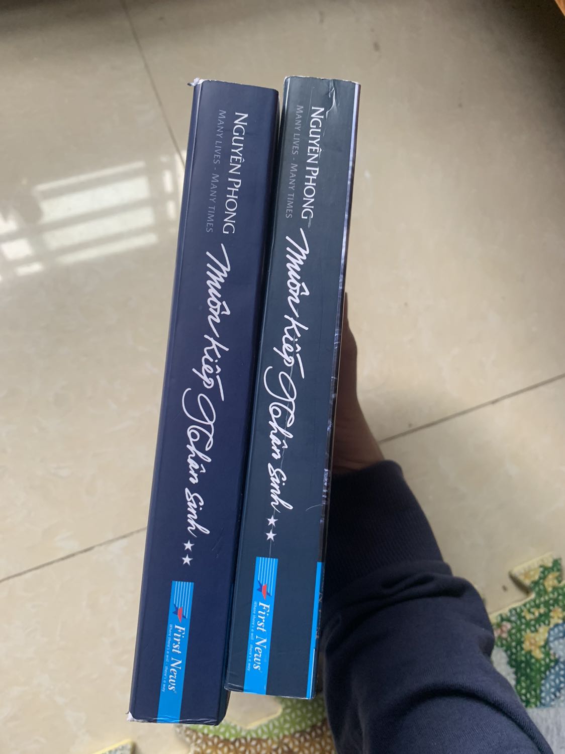 Bìa sách in bị lệch, giấy cắt không gọn gàng mà bị gợn sóng. Có 1 bookmark mà theo nxb thì phải có hai cái. Gáy sách bị nát, không còn seal. Giá rẻ như chất lượng vậy. Nên trải nghiệm. 
Chú thích: mình có hai sản phẩm, một cuốn mua trước bên shopeemall (mình nghĩ nó ổn) và cuốn sau mua bên tikitrading làm mình hơi thất vọng.