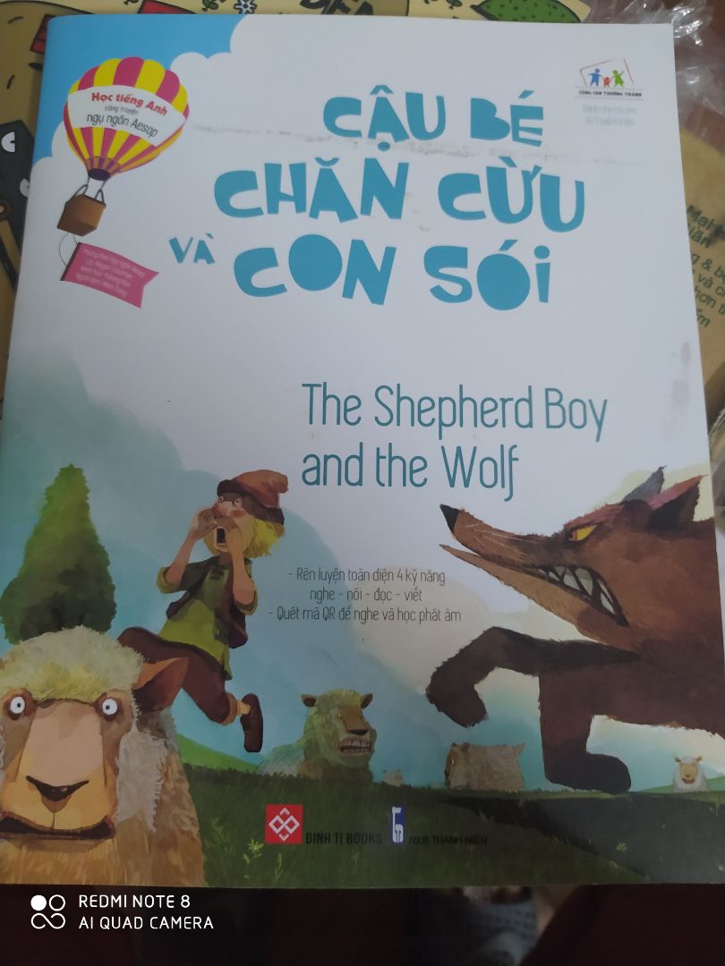 bìa hơi dơ một chút, nhưng mà mình thấy không sao, sách song ngữ, mua về cho bé