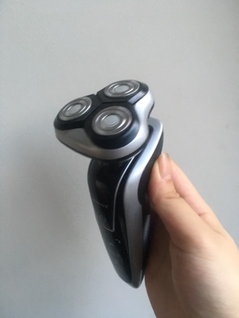 Hàng chuẩn nè. Nhận hàng đúng mẫu, máy cạo rất êm, pin khỏe mình rất ưng. 
Shop chuẩn bị hàng rất nhanh.. sẽ quay lại mua tiếp. Cảm ơn shop nhiều nhé ❤️