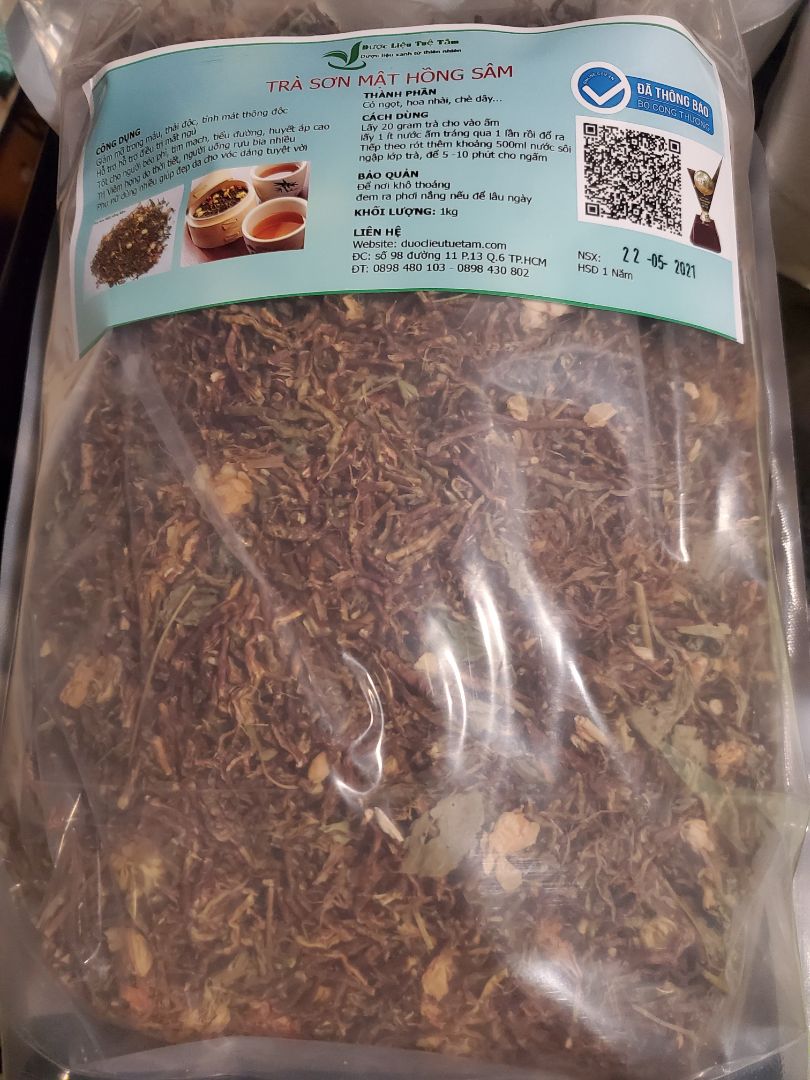 Từng uống loại này rồi, nên kiếm mua lại. Mở ra thì đúng là mùi thơm ngọt dịu. Pha cái đầu tiên chưa thấy ngọt, chắc do chỉ có 1 hoa. Nhưng mà nhìn thì thấy chè dây chiếm khá lớn trong bao. Loại hồi trước mình uống thì hoa, nhụy và trà khá đồng đều :)