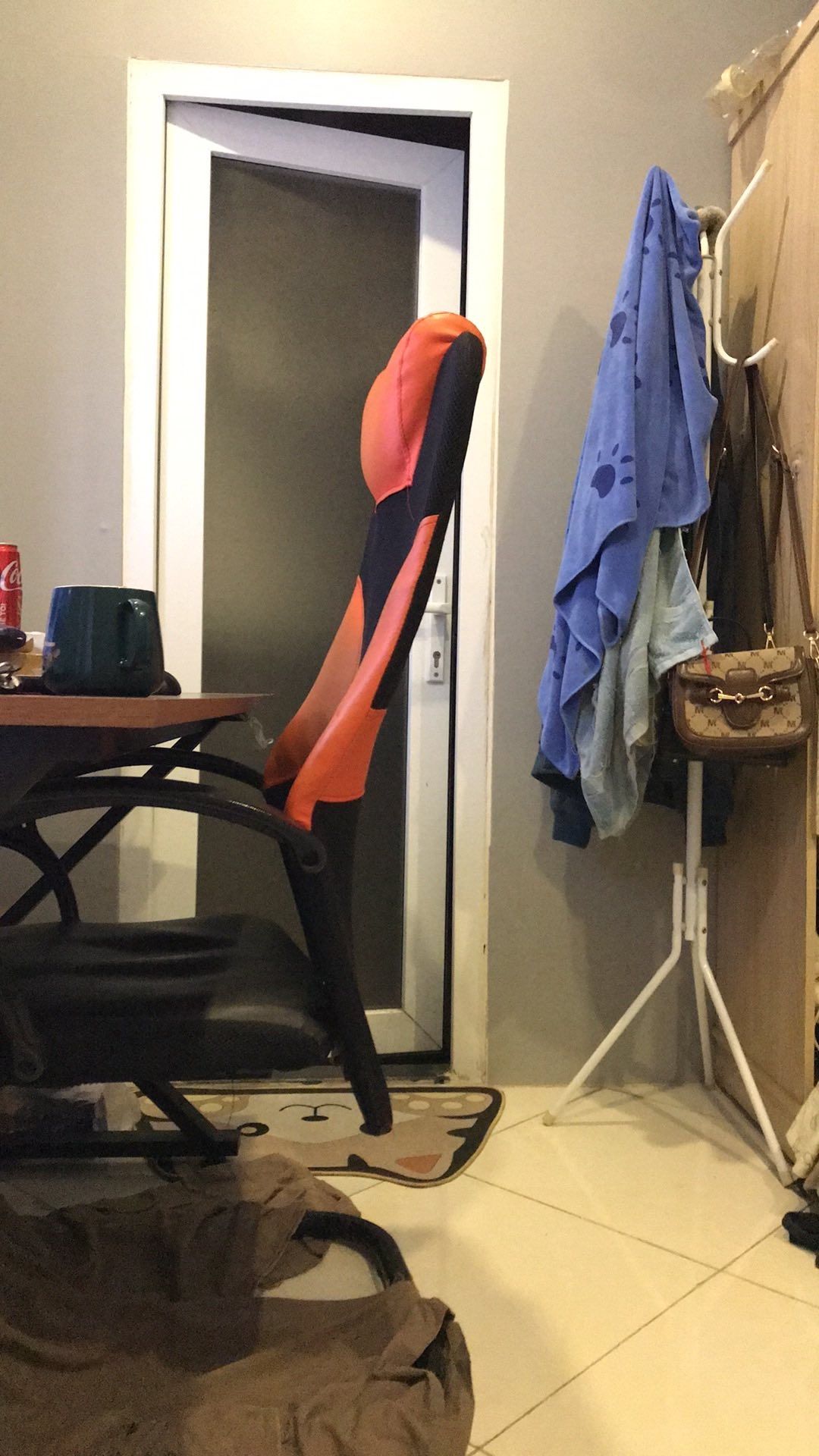 thời giao giao hàng rất nhanh. chắc chắn lắm ạ, nhưbg lắp hơi mỏi tay 1 chút. giao đủ hàng còn thừa ốc vít. 10đ