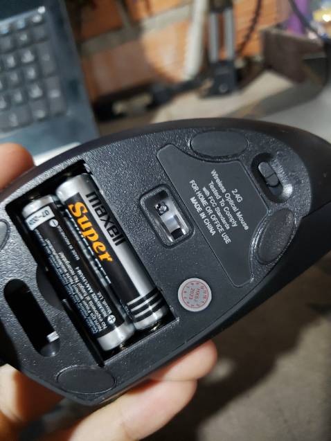 Mua về dùng dc vài ngày, hết pin, mua cặp pin mới về gắn vô không lên pin gì cả