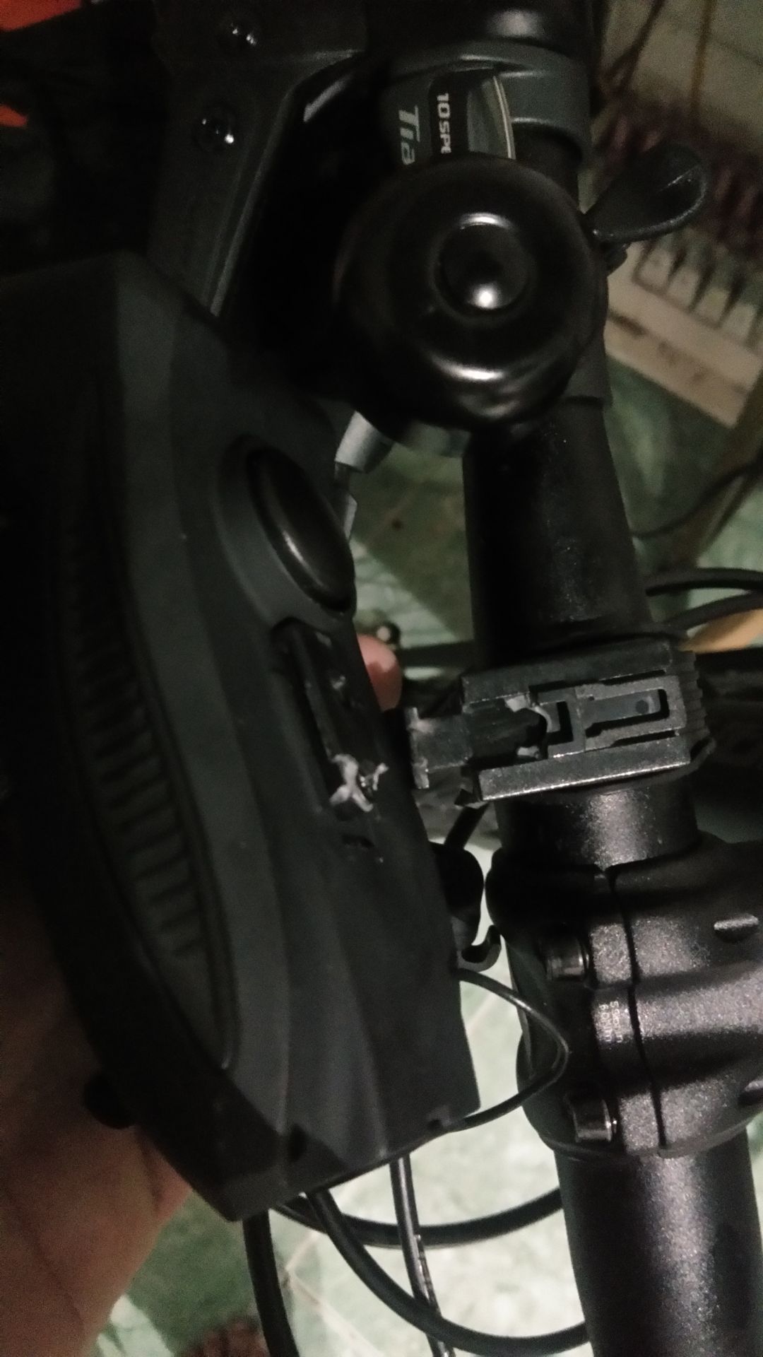 ko hài long một tí nào cả hàng gửi đến lâu.  mà vừa dùng được mấy hôm đang đi tự nhiên gãy rơi ra rất ko vui may ko cài điện thoai vào đấy