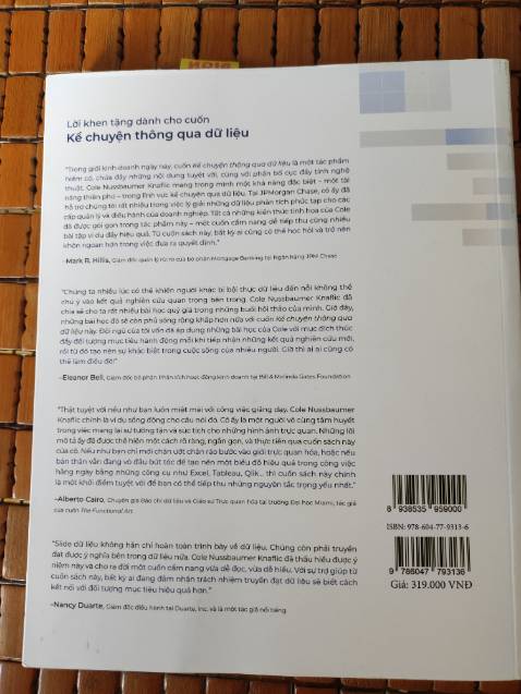 Mình đọc review trước đó thì thấy đây là cuốn sách gối đầu giường khi mình muốn tìm hiểu về trực quan hóa dữ liệu cũng như xây dựng storyline qua bài thuyết trình của mình. Và cuốn sách này hoàn toàn đáp ứng được những mục tiêu đó. Những ví dụ trong sách rất rõ ràng, chi tiết, mang tính ứng dụng dễ dàng. Nhiều hình ảnh minh họa để người đọc dễ hình dung và ghi nhớ. Về hình thức sách thì giấy rất dày, chất lượng mực in đẹp. Chất lượng dịch thuật cũng rất tốt