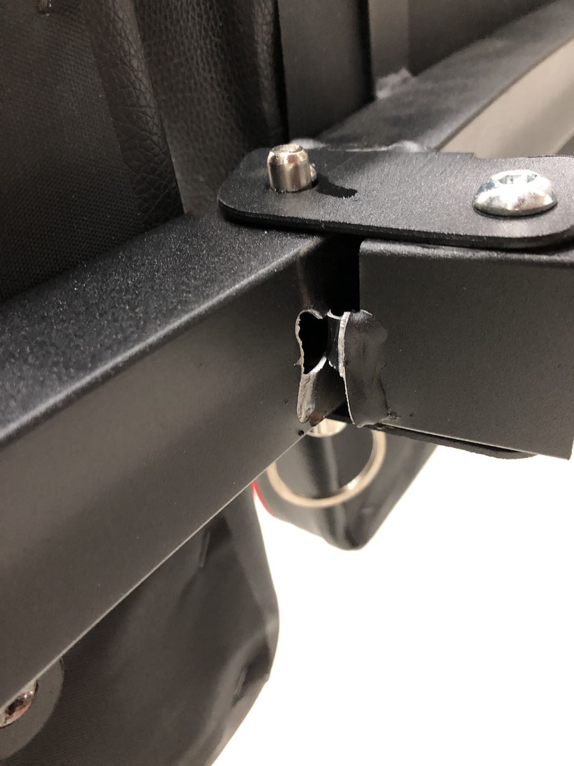 Lưng ghế bị gãy sau chưa đầy 1 tháng sử dụng. Mình nặng 61kg, ngày tập sit-up 100 cái, xài đồ cũng cẩn thận vì đó dù sao cũng là tài sản của mình. Vậy mà ghế vẫn bị gãy sau gần 1 tháng xài. Gọi điện bảo hành thì tiki nói món hàng này ko đc bảo hành. Hoá ra anh bán hàng cho tui, mà a cũng ko dám đảm bảo chất lượng món hàng của mình. Đành ngậm ngùi, coi như chót dại phí 500k. Nhưng uy tín của cửa hàng này cũng chỉ đáng giá chừng ấy tiền.