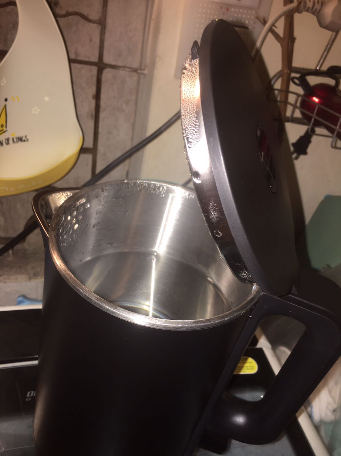 Vừa mở hộp ra là thích rồi, ấm đun nhanh, 5' đã sôi nước, ngoại quan sản phẩm đẹp, chắc chắn, màu đen làm cho góc bếp nhìn sang hơn hẳn, lại còn vợt được lúc đang sale giảm giá quá hời luôn. Lòng bình rộng dễ dàng sử dụng và vệ sinh. 1 chi tiết đặc biệt mình thấy rất khác với các hãng là khi nước sôi rót ra cốc, nắp bình thiết kế che chắn khiến hơi nóng ko phả vào tay gây bỏng nóng, như các bình khác rót nước thì có mà nóng dãy. Rất là chim ưng