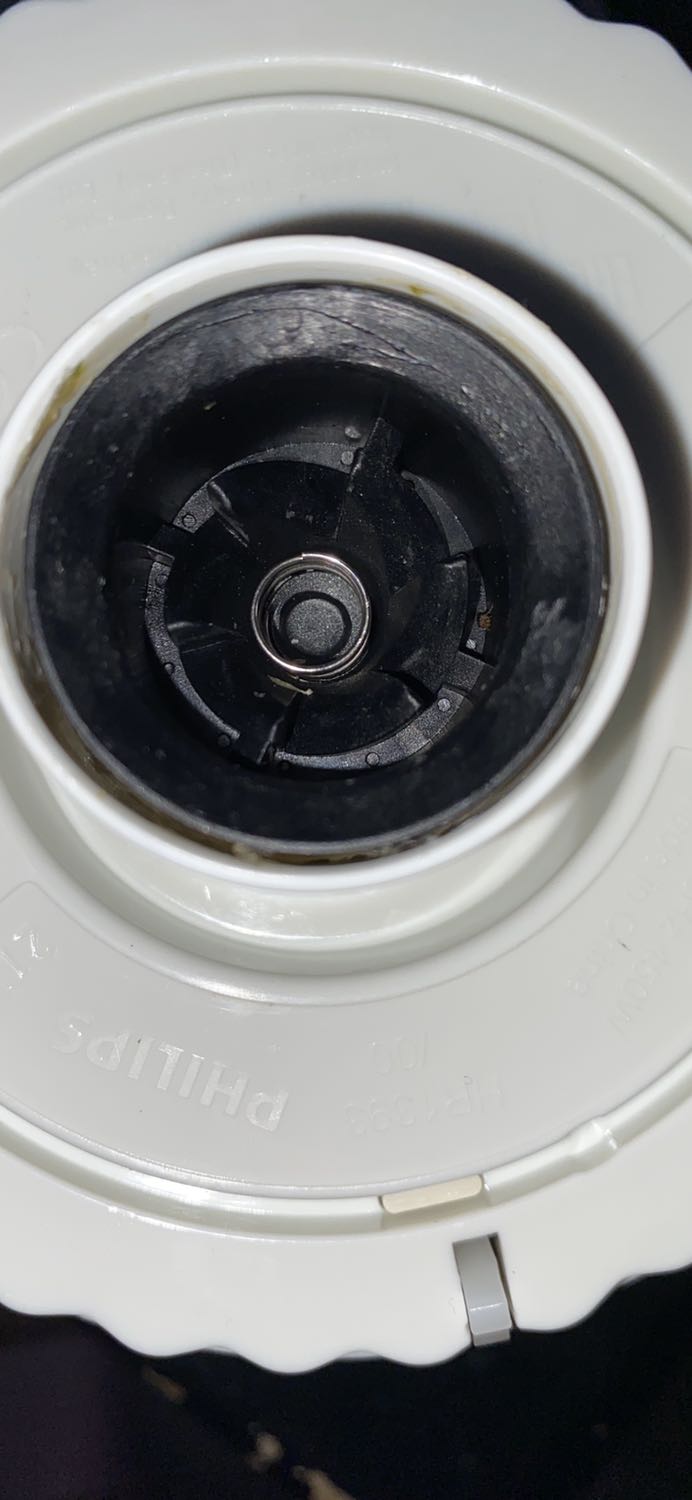 Máy xay thịt vệ sinh rất cực, thậm chí không thể vệ sinh. Thịt dín vào bên trong máy làm dơ hết máy. Gọi điện cho bên hãng thì bảo đem lên hãng vệ sinh. Chả lẽ mỗi lần xay xong thì mang lên cho vs hay sao ??? Mua máy nhiêu đó dung tích mà về chỉ cho xay 1 ít vì sợ xay nhiều hơn nó dín máy không vs được. Ủa ????? Khuyên mng nên cân nhắc khi mua nhé !!! Không vs được là dòi với ruồi nhặng nó bu khắp nơi đó.. cực kì gớm 😤